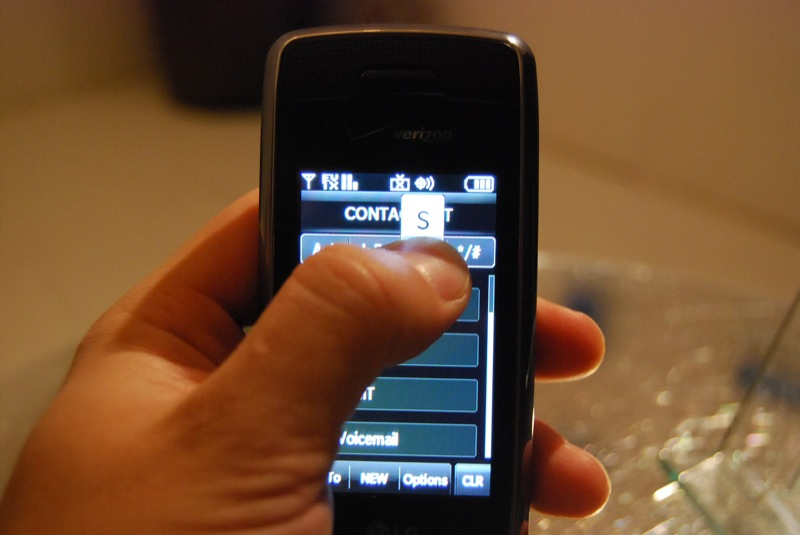 Illustration for article titled Verizon's LG VX10000 Voyager Revealed and Groped (with Gallery)